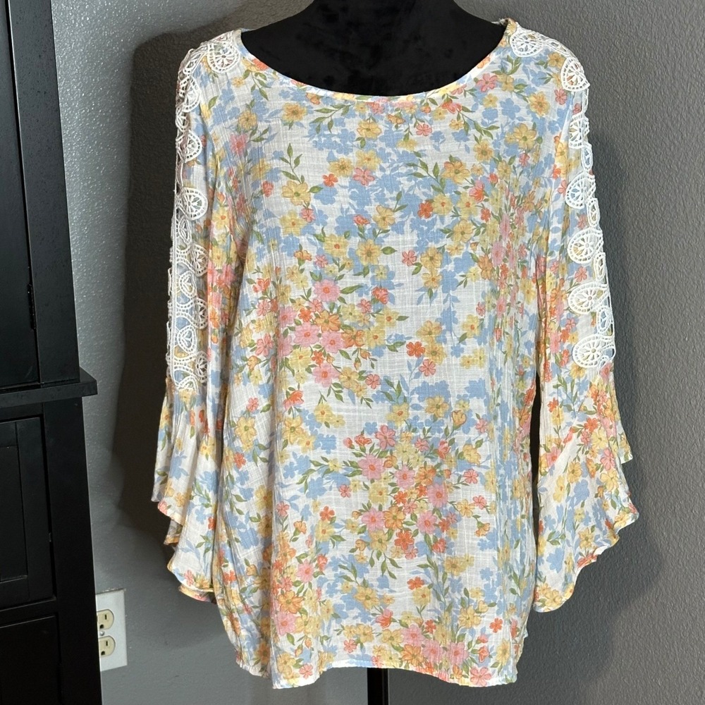 Fyve Blouse Medium Floral Lace Bell Sleeve Boho Cottagecore Tunic‎